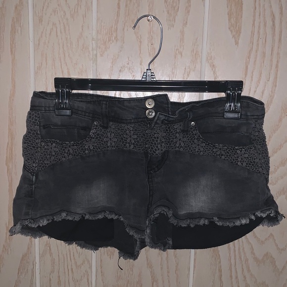 Lei Black Flower Lace Detailed Shorts - Picture 1 of 3